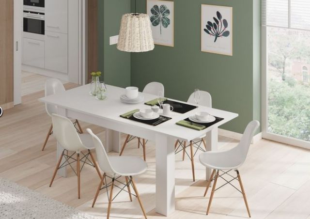 mesa blanca con seis sillas